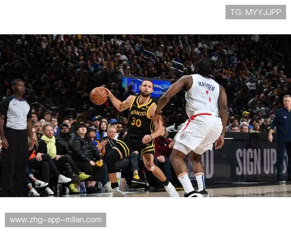 勇士外线命中引发观众激情欢呼